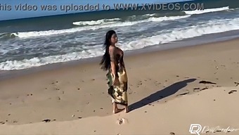 Genç Bir Kadın, Plajda Bir Hayranıyla Karşılaşır Ve Ev Yapımı Bir Videoda Korunmasız Açık Hava Seksine Girer