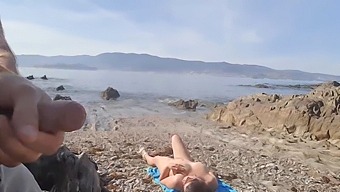 Una Coppia Si Impegna In Esibizionismo E Sesso Orale In Una Spiaggia Nuda