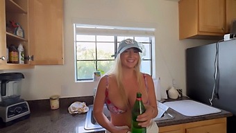 Blonde Cantik Tertangkap Basah Dengan Jirannya